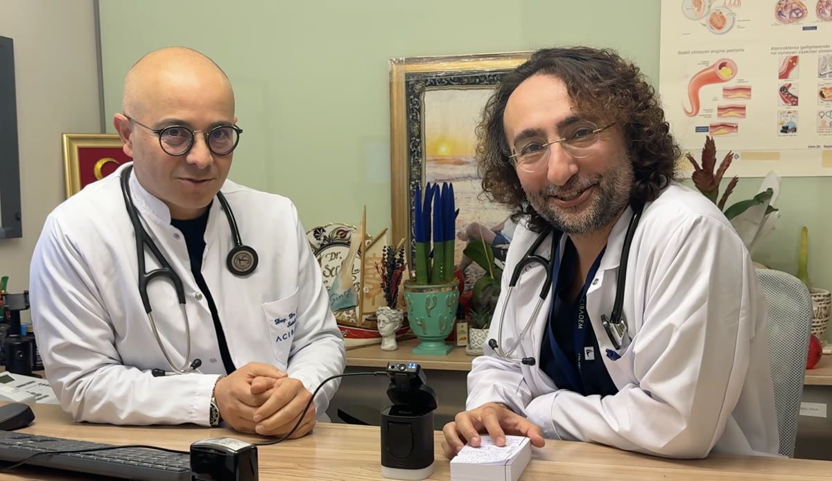 Doç. Dr. Seçkin Satılmış ve 2Kardiyolog kanalındaki meslektaşı muayene odasında