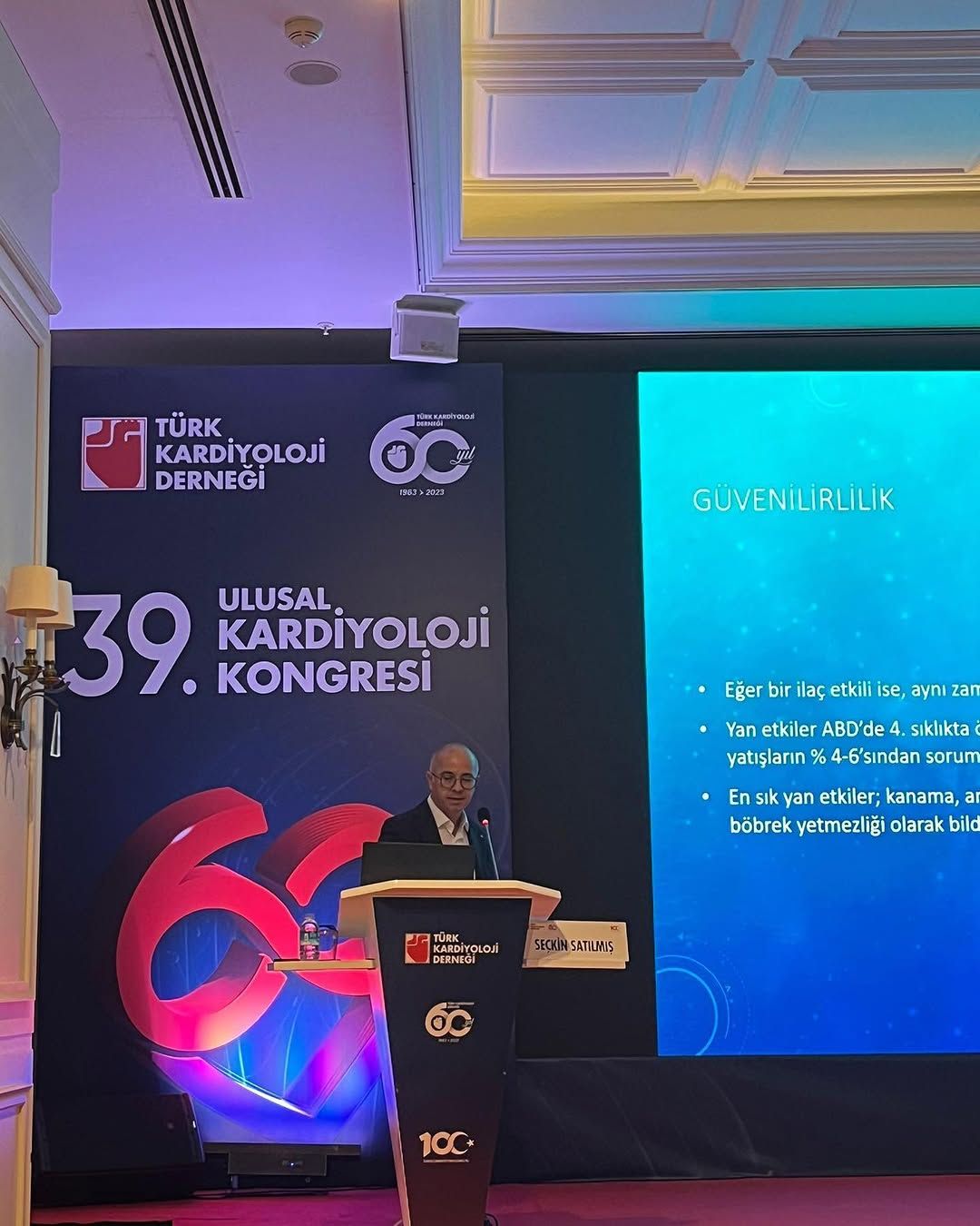 Doç. Dr. Seçkin Satılmış, kongrede akılcı ilaç kullanımı sunumu yaparken