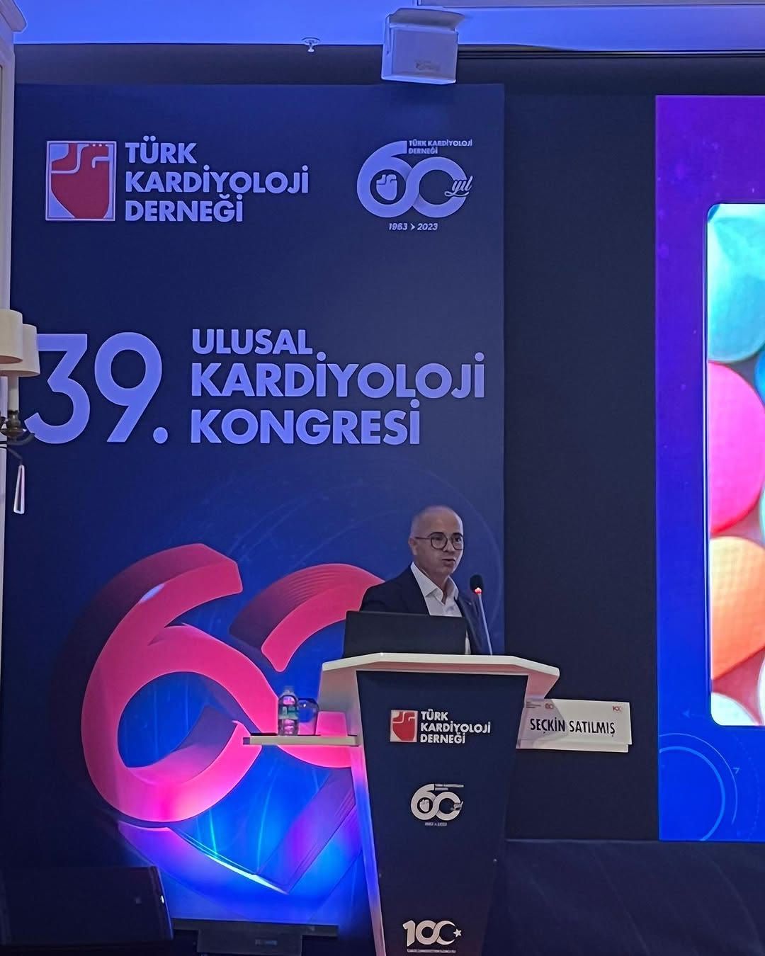 Doç. Dr. Seçkin Satılmış, Türk Kardiyoloji Derneği 39. Ulusal Kardiyoloji Kongresi'nde konuşurken